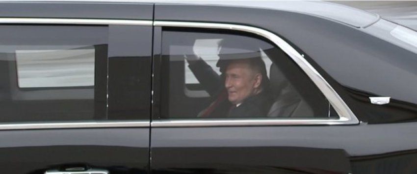 Putin lë mënjanë ‘Aurus’-in dhe hipën në ‘Bishën’ amerikane bashkë me Trump 3 putin le menjane aurus in dhe hipen ne bishen amerikane bashke me trump 689f8e2e1e311