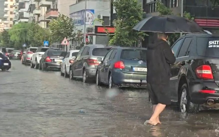 Reshje të dendura shiu në Vlorë, përmbyten disa rrugë 3 reshje te dendura shiu ne vlore permbyten disa rruge 689247bab2444