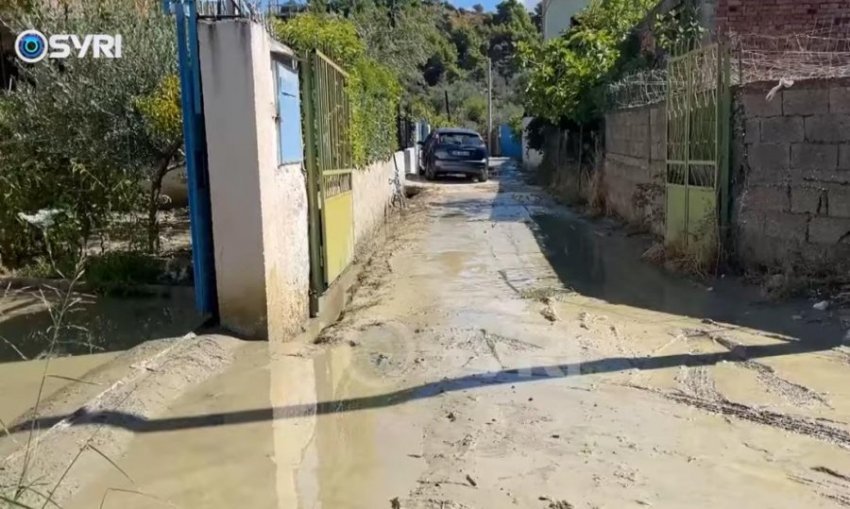 Reshjet përmbytën Vlorën, blloqet e banimit të mbuluar nga balta: Asnjë nga bashkia nuk ka ardhur! 3 reshjet permbyten vloren blloqet e banimit te mbuluar nga balta asnje nga bashkia nuk ka ardhur 68b4a47be2d9e