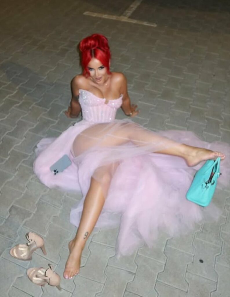 rina balaj shkelqen me fustanin roze dhe canten luksoze hermes birkin ne setin e ri fotografik 688f537443e12