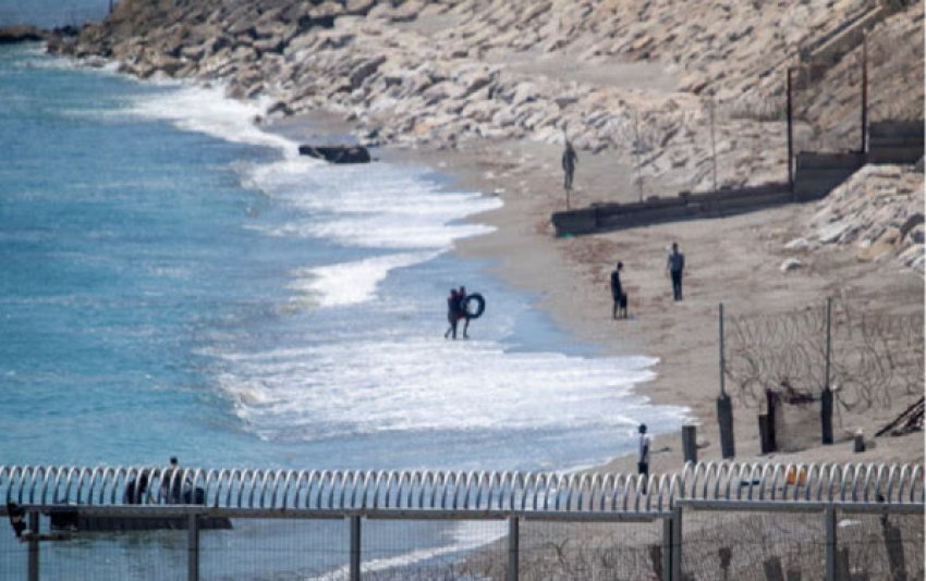 rreth 100 emigrante notojne nga maroku ne ceuta 689b0d0c1c964