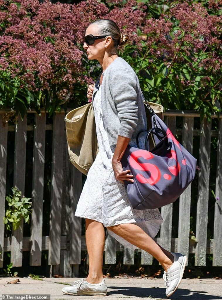 sarah jessica parker fotografohet ne hamptons me nje veshje te perditshme shume nga kalimtaret nuk e njohen 68af84123e6f2