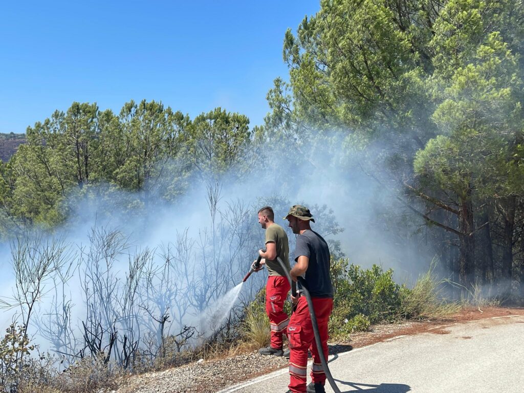 selenice vater zjarri ne lapardha flaket u afrohen banesave 68a4bc94b53b4