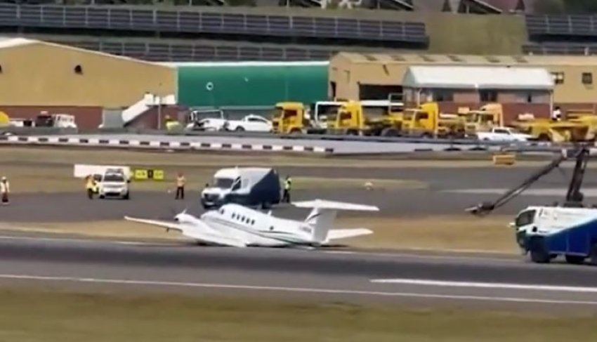 shihni videon e aeroplanit qe ben ulje emergjente ne aeroportin e birminghamit anulohen dhjetera fluturime 6893ccb5dc1c9