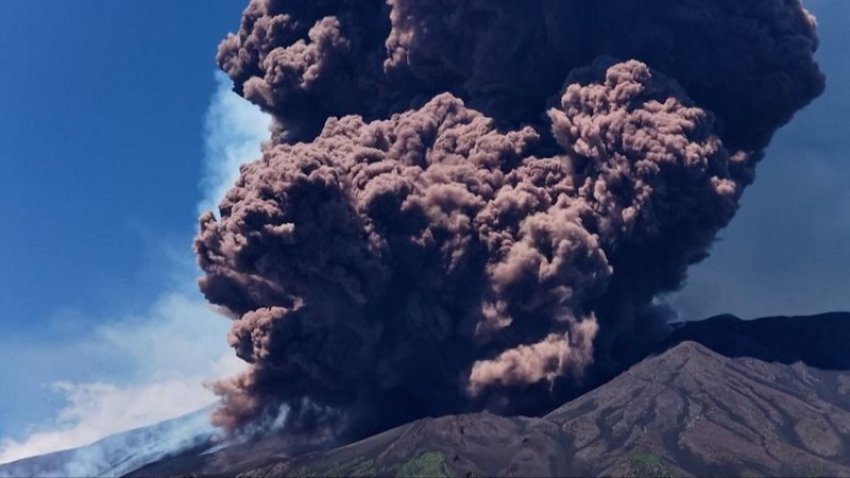 Shpërthen Etna! Llavë vullkanike në 3,000 metra lartësi, alarm për fluturimet 3 shperthen etna llave vullkanike ne 3000 metra lartesi alarm per fluturimet 6898be67e7990