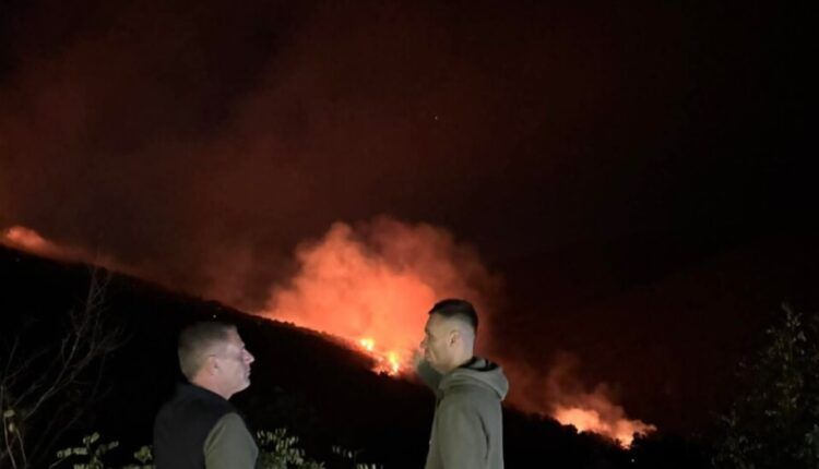 Shpërthen zjarr në Cerovë, ekipet në terren! Shtëpitë janë të sigurta, nesër pritet ndërhyrje me mjete ajrore 2 shperthen zjarr ne cerove ekipet ne terren shtepite jane te sigurta neser pritet nderhyrje me mjete ajrore 68b0cab2ad847