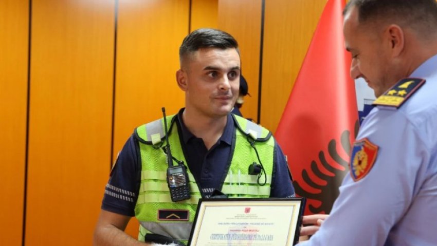 shpetoi tre te aksidentuarit policit klajdi mustaj i dorezohet certifikata per sherbim 689b279b66fbb
