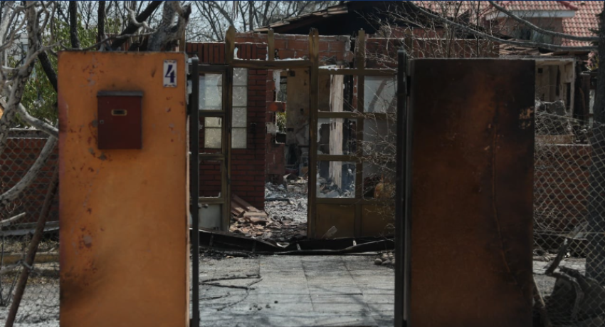 Shtëpi të ‘shkrumbuara’ dhe 26 kuaj të ngordhur! Banorët rikthehen në periferi të Madridit pas zjarrit shkatërrues 3 shtepi te shkrumbuara dhe 26 kuaj te ngordhur banoret rikthehen ne periferi te madridit pas zjarrit shkaterrues 689c425d26869