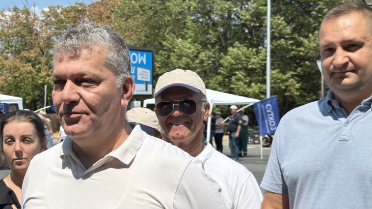 Sindikata e SUTKOZ e bllokoi bulevardin “Ilindenska” për shkak të pagave të papaguara në “Florakom” dhe “Luna” 2 sindikata e sutkoz e bllokoi bulevardin ilindenska per shkak te pagave te papaguara ne florakom dhe luna 6895f4321e66d