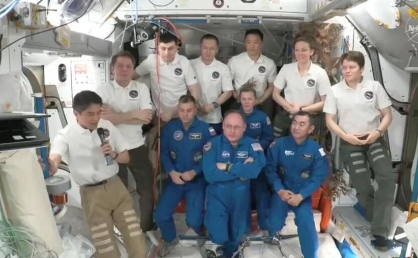 spacex i dergon kater astronaute ne stacionin hapesinor per 15 ore 688e160061028