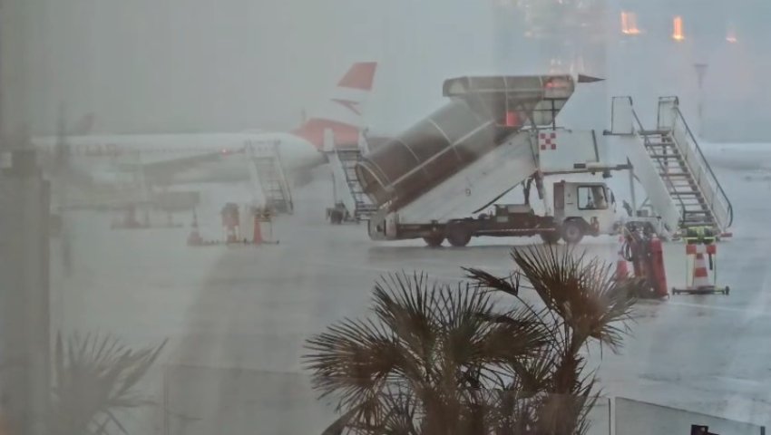 Stuhia ndërpret përkohësisht fluturimet në aeroportin e Rinasit 3 stuhia nderpret perkohesisht fluturimet ne aeroportin e rinasit 68b2e27b59743