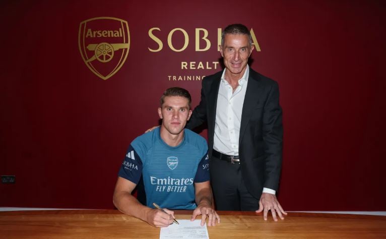 suedi policia heton te shtenat me arme dhe shantazhin pas marreveshjes 64 milione paund te viktor gyokeres te arsenali 689d95847de47