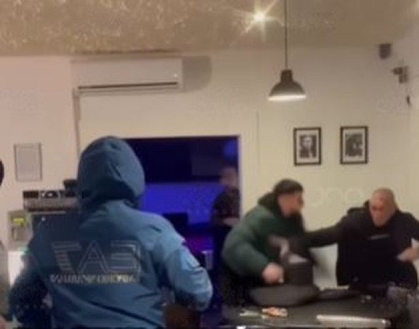 te henen du leket kemi me u vra krejtve pronari i nje lokali sulmohet nga disa te rinj ne shkoder ne angli i rrmbyen nipin drga shkak i skenave te dhnshme 68acf3b66e8ca