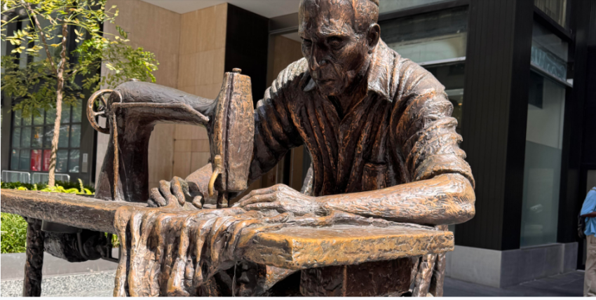 the garment worker statuja e rrobaqepesit me makine qepese ne nju jork 68ae46b3d6d6f