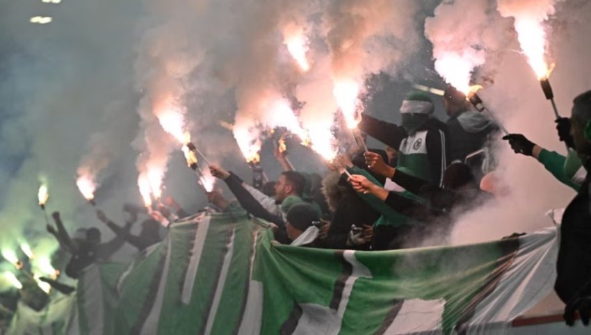 Tifozët izraelitë të futbollit shkaktojnë zemërim në Poloni me pankartën “vrasës” 2 tifozet izraelite te futbollit shkaktojne zemerim ne poloni me pankarten vrases 689ee44941d89