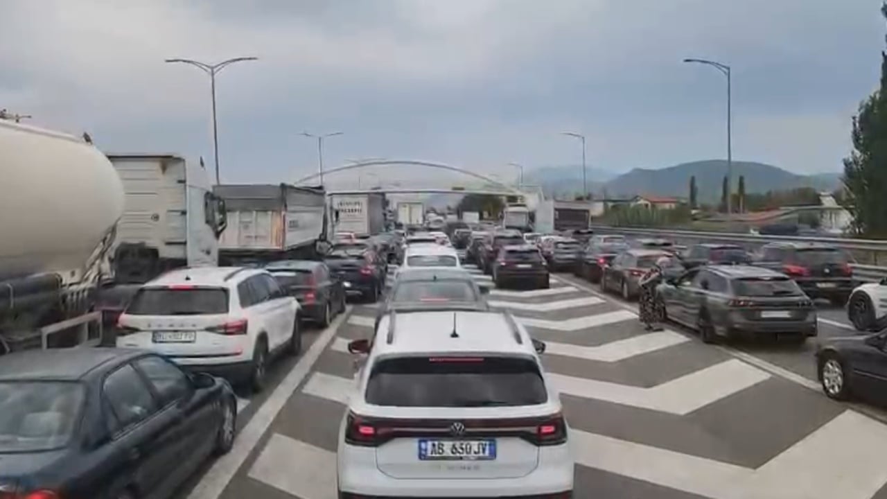 trafik i renduar ne autostraden fushe milot lezhe makinat bllokohen mbi dy ore 689f395e5bd01