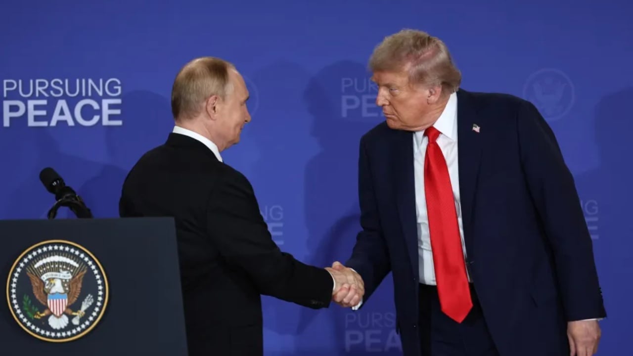 trump dhe putin perplasen me gjeste pushteti ne samitin e alaskes ekspertet analizojne gjuhen e trupit te dy lidereve 68a054b1be385