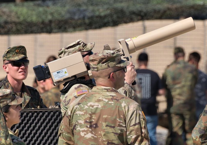 Ushtarët gjermanë të KFOR-it organizojnë ekspozitë armësh në Bondsteel për kolegët amerikanë 3 ushtaret gjermane te kfor it organizojne ekspozite armesh ne bondsteel per koleget amerikane 68b21e000574a