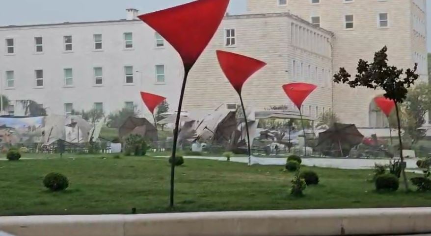 video cmendet moti stuhi e forte shiu ne kryeqytet era merr para karrige e tavolina 68b2e38347395