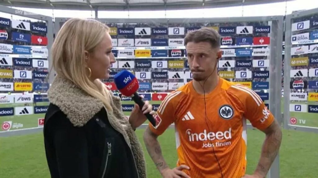 video epike intervista qesharake lojtari ndryshon fanellen me kundershtarin gazetarja nuk di ke ka ftuar 68ab17d4170bb