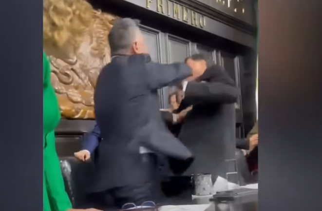 video parlamenti i meksikes kthehet ne arene boksi senatori godet kreun e senatit 68b09b47cb5a6