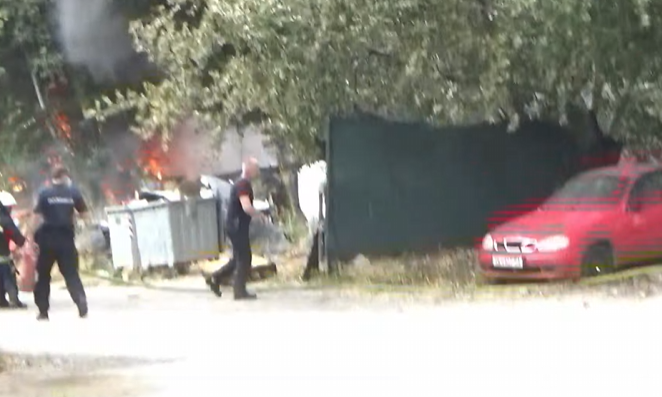 (VIDEO) Policët parandaluan përhapjen e zjarrit në sallën Boris Trajkovski, publiku u evakuua, nëntë policë përfunduan në toksikologji 3 video policet parandaluan perhapjen e zjarrit ne sallen boris trajkovski publiku u evakuua nente police perfunduan ne toksikologji 68b3609889b36