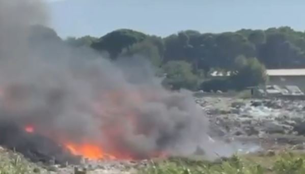 Vlorë, zjarri përfshin fushën e mbetjeve urbane dhe kodrat e Lapardhasë 2 vlore zjarri perfshin fushen e mbetjeve urbane dhe kodrat e lapardhase 68a49b45c02aa