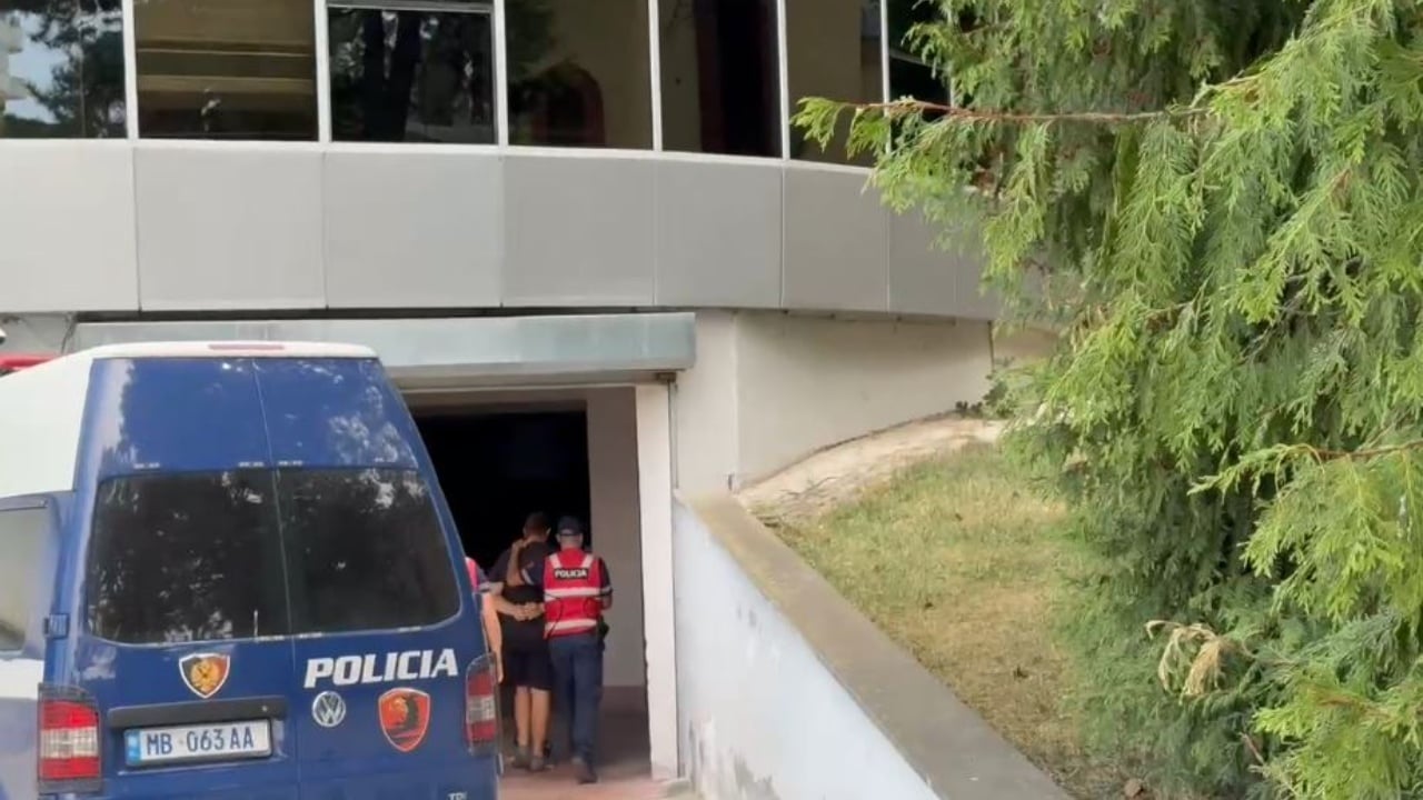 vrasja me thike e 14 vjecarit ne maliq te arrestuarit mberrijne ne gjykate sot mbahet seanca per caktimin e mases 68a1dc277b536