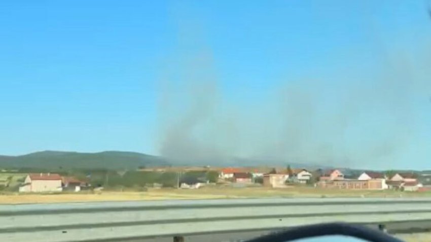 zjarr i madh ne sllovi te lipjanit rrezikohen shtepite 68978fd4b57e8