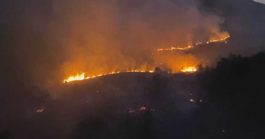 zjarr masiv ne fshatin bolene rrezikohen banesat dhe varrezat 6897dbc47689d