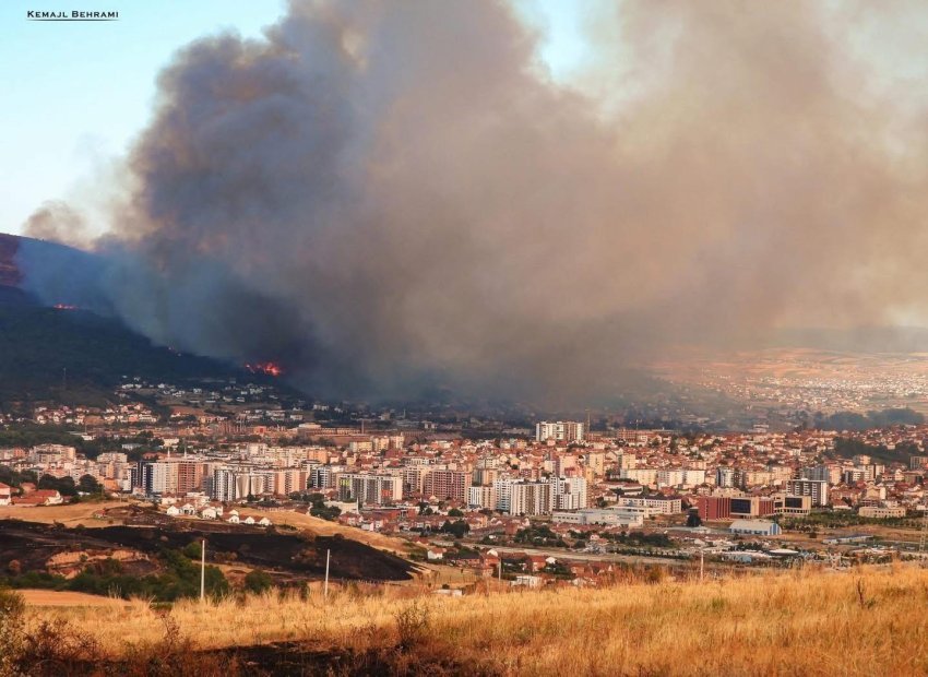 Zjarr masiv në Kçiq të Mitrovicës, shkrumbon shtëpi dhe prona të banorëve 3 zjarr masiv ne kciq te mitrovices shkrumbon shtepi dhe prona te banoreve 689a2aeab382c