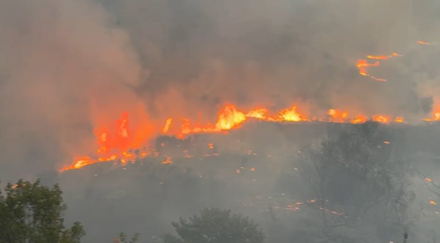 zjarr prane uzines se policanit situate e rrezikshme te magazinat me lende plasese 6893d16601a2d