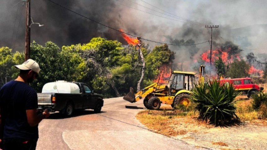 Zjarri i përhapur nxit evakuime në perëndim të Greqisë 3 zjarri i perhapur nxit evakuime ne perendim te greqise 689b987bed8f3