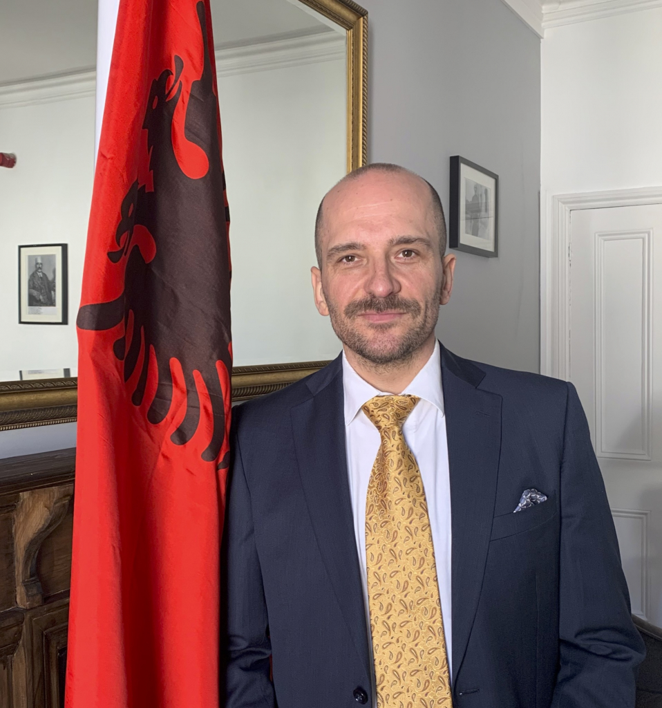 1 ne 50 shqiptare ne burg ambasasori shqiptar takon dhe kundershton farage 68bc93b6e3398