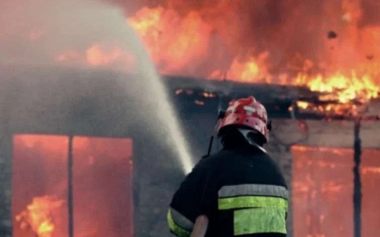 18 persona janë lënduar në zjarrin e madh që përfshiu mbrëmë fabrikën e njohur për markën “Vinçini” në Vinicë 3 18 persona jane lenduar ne zjarrin e madh qe perfshiu mbreme fabriken e njohur per marken vincini ne vinice 68bd98448cb61