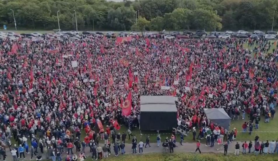 5000 shqiptare veshen hagen kuqezi mesazh gjyqtareve te hages jepini fund farses me udheheqesit e uck 68c736a463a5a