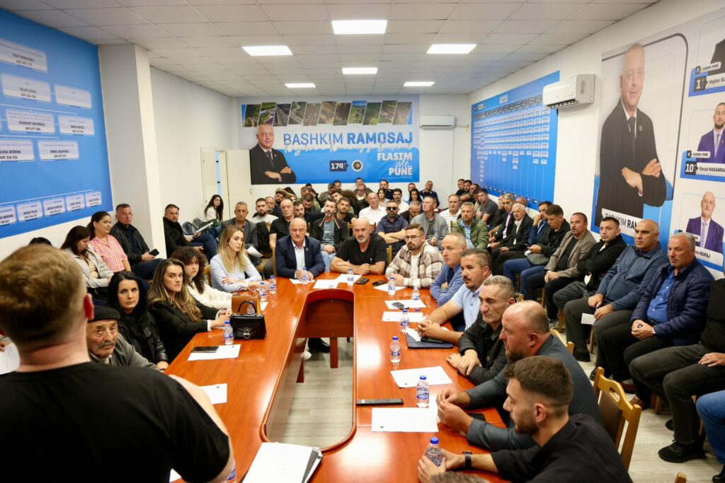 Mobilizim i jashtëzakonshëm i AAK-së në Deçan – Bashkim Ramosaj paralajmëron fitore të thellë më 12 tetor 3 554706591 1846948479251769 8264327110223922436 n