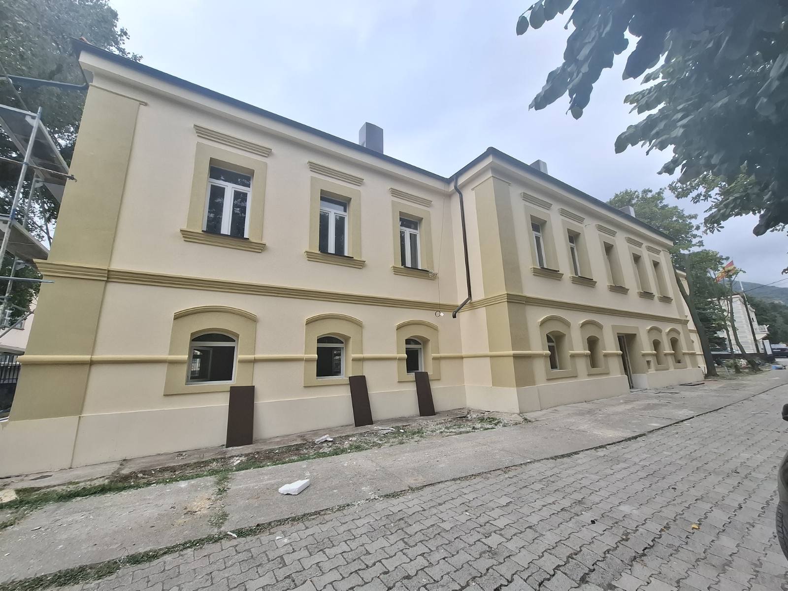 Me ritëm të shpejtë po realizohet rikonstruksioni i plotë i dy objekteve të Gjimnazit “Kirill Pejçinoviq” – krenaria e Tetovës, simbol i dijes, qëndrueshmërisë dhe përparimit 1 555928726 10224195558355752 1432541829441657372 n