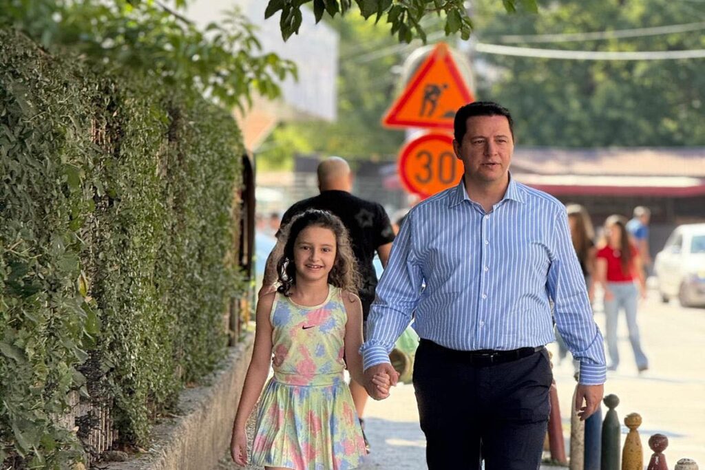 Valbon Limani uron nxënësit dhe prezanton investimet në arsim 4 VALBON LIMANI