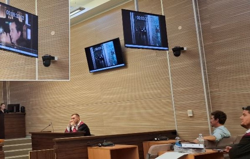 Administrohen pamjet e kamerave të protestës së 2015-ës, i akuzuari Hoxha thotë se turma u mblodh pas arrestimit të paligjshëm të Kurtit dhe Konjufcës 2 administrohen pamjet e kamerave te protestes se 2015 es i akuzuari hoxha thote se turma u mblodh pas arrestimit te paligjshem te kurtit dhe konjufces 68b7f0a08de4d