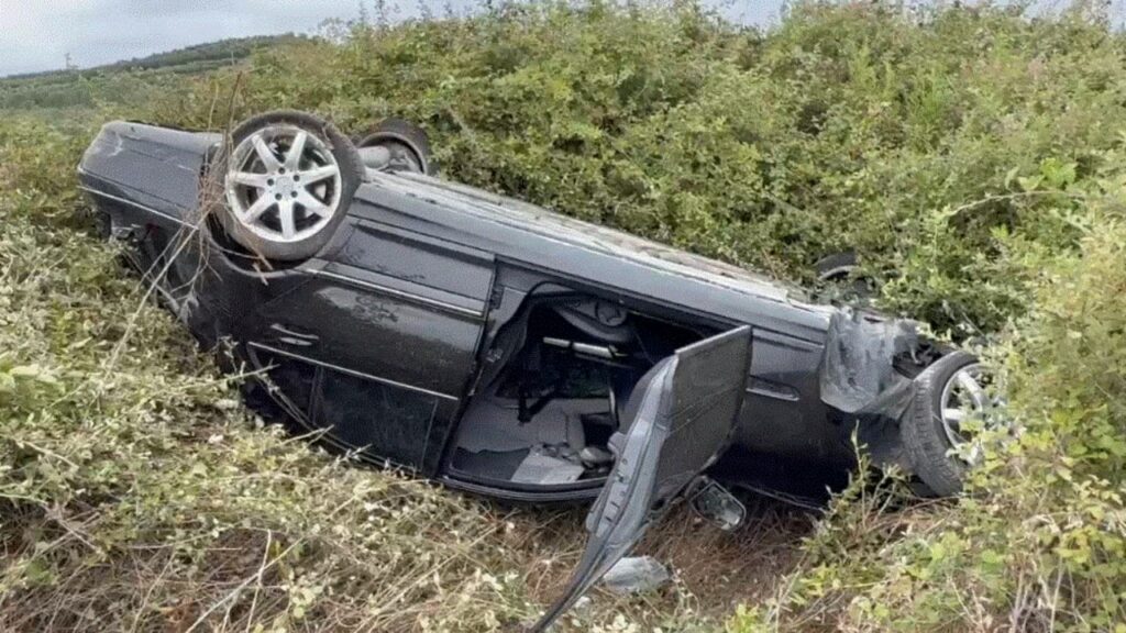 Aksident në aksin Lushnjë-Fier/ Benz-i humbet kontrollin dhe përfundon në kanal, tre të lënduar 3 aksident ne aksin lushnje fier benz i humbet kontrollin dhe perfundon ne kanal tre te lenduar 68b82987a51aa