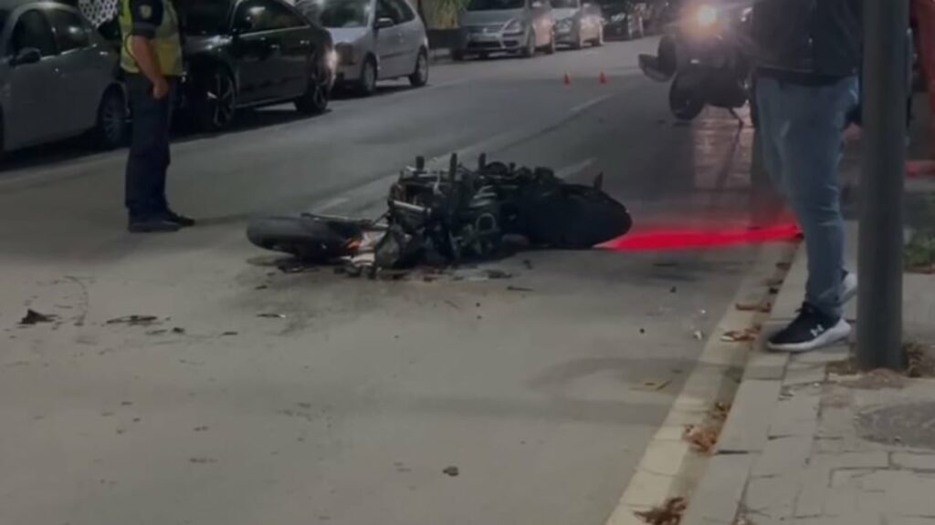 aksident ne korce makina perplas nje person qe levizte me motor dergohet me urgjence ne spital 68d05504eef6b