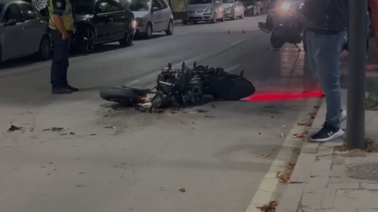 aksident ne korce makina perplas nje person qe levizte me motor dergohet me urgjence ne spital 68d05504eef6b