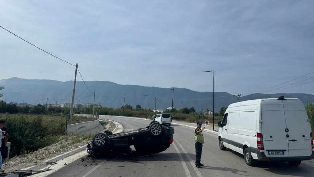 aksident prane portit te jahteve ne orikum makina permbyset ne mes te rruges lendohet shoferi 68beb0ea67cd0