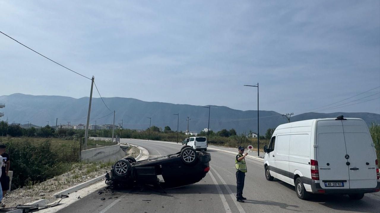 aksident prane portit te jahteve ne orikum makina permbyset ne mes te rruges lendohet shoferi 68beb0ea67cd0