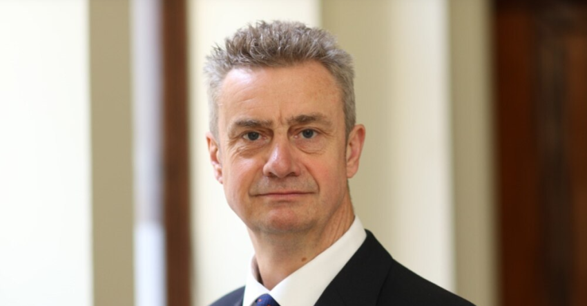 Ambasadori britanik: Udhëheqësit politikë t'i respektojnë vendimet e Kushtetueses 4 ambasadori britanik udheheqesit politike ti respektojne vendimet e kushtetueses 68d2db4b82c90