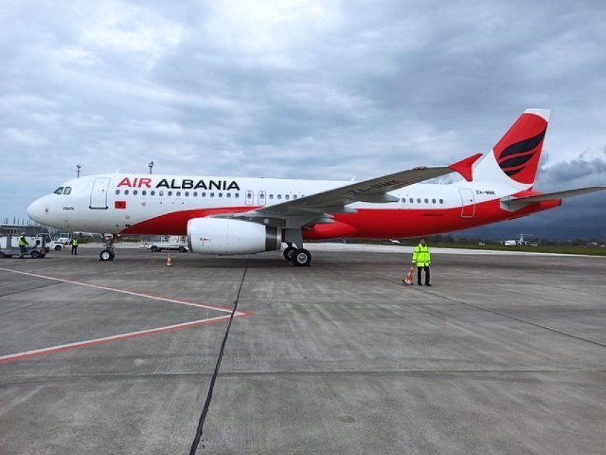 Arkivoli “ngec” në avionin e Air Albania për orë të tëra në temperatura të nxehta 2 arkivoli ngec ne avionin e air albania per ore te tera ne temperatura te