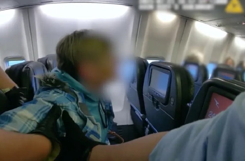 australi 50 vjecarja arrestohet per vallezim ne aeroplan 68b89a755ea18