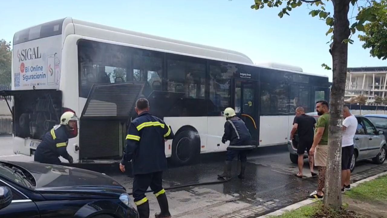 Autobusi i linjës urbane Durrës-Plazh merr flakë në lëvizje, dalin në kohë dhjetëra pasagjerët 1 autobusi i linjes urbane durres plazh merr flake ne levizje dalin ne kohe dhjetera pasagjeret 68c2d1a57ae18