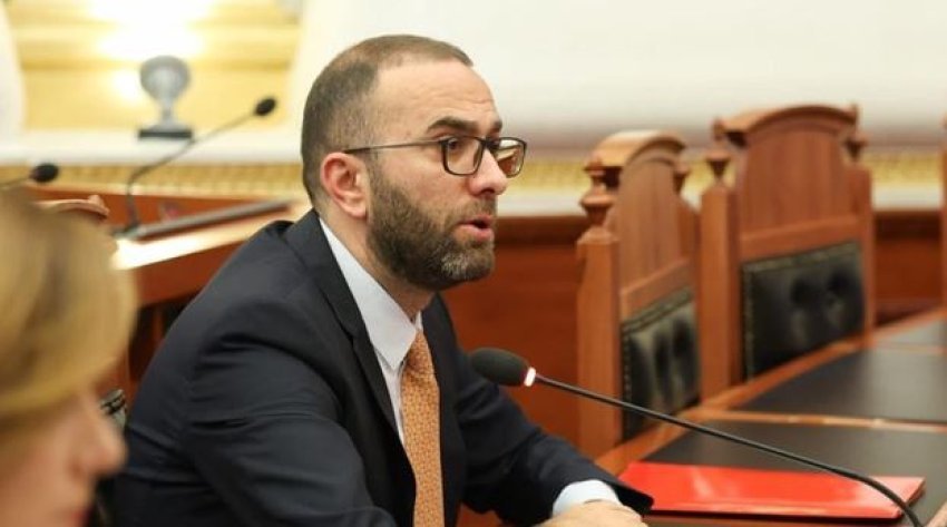 bardhi veliaj iku si simbol i korrupsionit i njejti fund i pret dhe te tjeret 68d2f6f47b33d